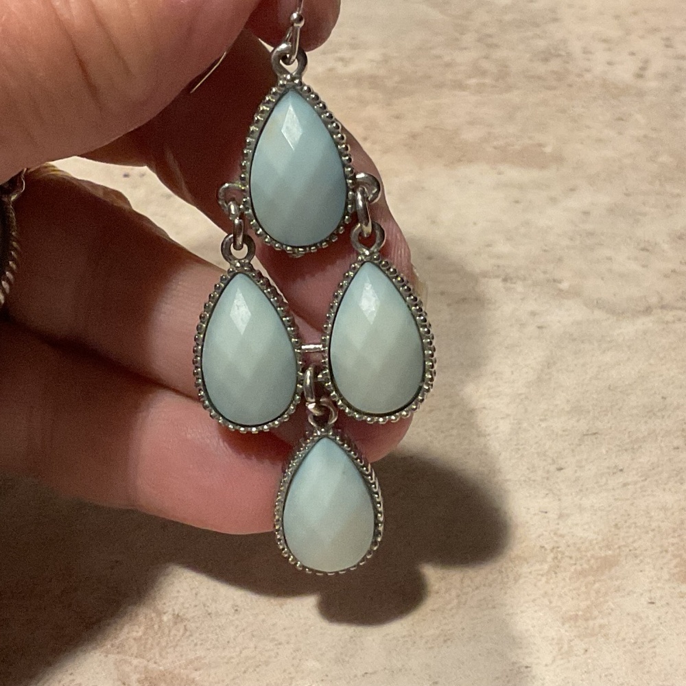 Teardrop dangle earrings pierced silvertone faceted pale blue stones 2.25” - Picture 5 of 8